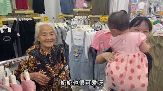 00后夫妻回婆家，媳妇给60岁公公买新衣服，公公高兴的合不拢嘴