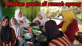 Kedatangan keluarga di rumah apung//di guyur hujan siang hari.