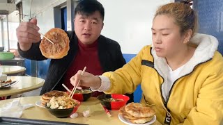 【胖子阿谦】大连人气超旺馅饼店，先来十个尝鲜，阿谦带老婆吃美了，真香