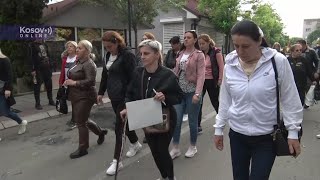 Zvečan - Mirno jutro, meštani se okupljaju ispred barikade KFOR-a