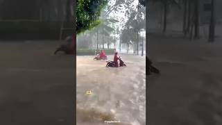CẬN CẢNH TRỜI MƯA LỚN NGẬP ĐƯỜNG PHỐ
