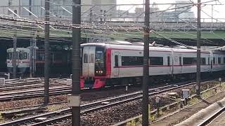 誰かの愛車。名鉄2200系2213F一部特別車特急中部国際空港行金山3番線到着