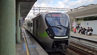 4032次樹林開往花蓮的銀綠色微笑號EMU900型十輛一編組EMU952車王編組區間快車，和4832次海科館開往菁桐DRC1035+DRC1028+DRC1023+DRC1027四節DRC原色柴油客車