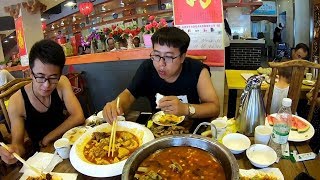 【農民大黑】小黑去姐姐家，中午姐夫帶下館子，一桌美食有菜有肉，小黑吃爽了