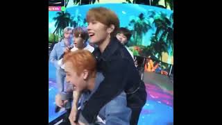 Minchan / banginho moment (chan giving leeknow a piggyback♡)