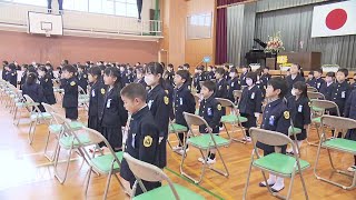 「テストで100点とりたい！」小学校で入学式　マスク外して新１年生　６年生も歓迎　広島