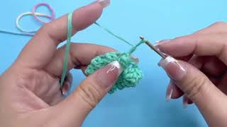 Kim Dung shows how to knit flower coasters part 2