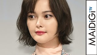 玉城ティナ、超ミニボトムで美脚見せ！　春先取りの小花柄セットアップ×ケープ風ジャケットでスタイリッシュに