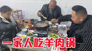 老爸不想做饭了，一家三口下馆子，吃个羊肉汤锅，真暖和【胖龙的小生活】