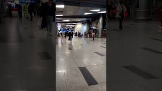 Пассажиры в аэропорту Внуково в Москве Passengers at Vnukovo airport in Moscow 莫斯科伏努科沃机场的乘客 모스크바의 공항