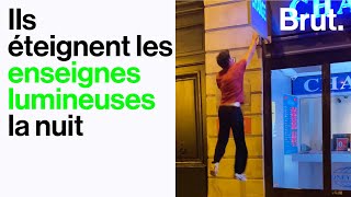 Des spécialistes du parkour éteignent les enseignes lumineuses la nuit