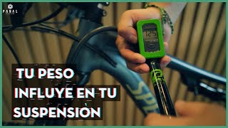 ¿Cómo regular la presión en la suspensión de mi bicicleta?