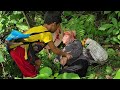 The old woman who fell in the forest was lucky enough to be rescued by an orphan boy from fishing.