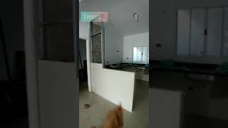 Parede de drywall com balcão de madeira para cozinha