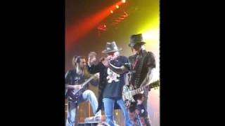 NEW AXL ROSE KICKS OUT IDIOT  GNR VANCOUVER 2011 GUNS AND ROSES