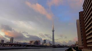 【 4Ｋ 】C36　東京スカイツリー　流れる雲　隅田川テラス 2018　早朝　Clouds flowing Tokyo Skytree