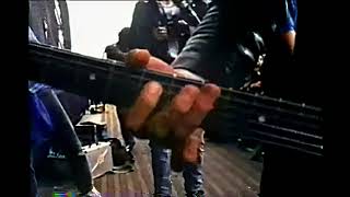 Kurt Cobain playes a blues scale