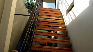 Escaleras de cemento, metal y madera