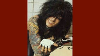 Nikki Sixx also being his crackhead self for 7 minutes straight