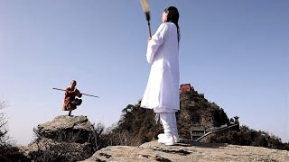 少林棍,棍声呼啸,一步之内即是悬崖,金顶岩崖上演绎,延洛艺高胆大