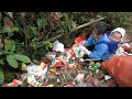 girl with small child picking up scrap girl found a large amount of money💵💰 at an abandoned landfill