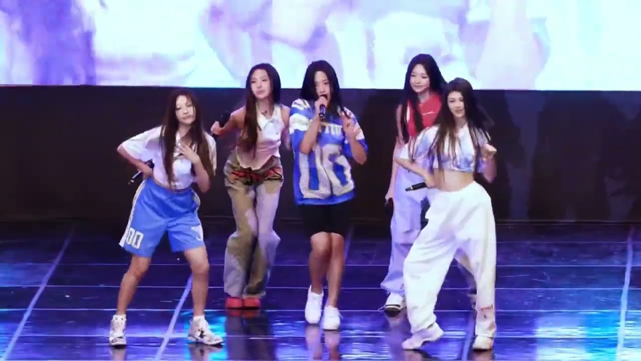 New Jeans Stage Cookie Dance Mirrored Standing Youtube