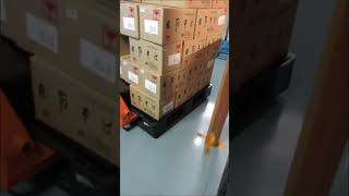 油圧式ハンドリフトで荷物移動