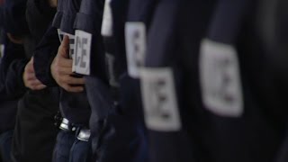 Les policiers chantent la Marseillaise sous la statue de Jeanne d’Arc