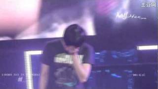 110305.SS3.SHANGHAI. Heenim got hit by a fanboard.flv