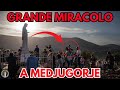 MIRACOLO A MEDJUGORJE: Un Ragazzo davanti la statua della MADONNA è..