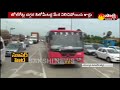 వరుస సెలవులు టోల్‌ప్లాజాల వద్ద రద్దీ huge traffic jam on hyd vijayawada highway