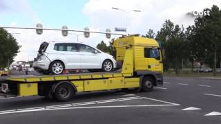 Vrachtwagen en auto botsen op elkaar in Oldenzaal