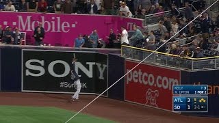 ATL@SD: Markakis saves runs with warning track catch