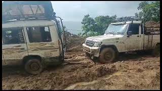 Tlabung kawng chhe lutuk, sumo tang nung theilo Mahindra pickup in a hnukchhuak lai