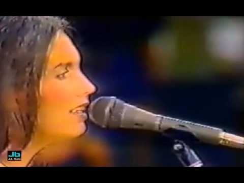 Emmylou Harris - Bad Moon Rising - YouTube