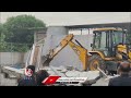 hydra demolishes illegal construction at kukatpally nallacheruvu v6 news