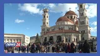 “Të gjithë në Korçë”, dyndje turistësh për Krishtlindje, urojnë qytetarët dhe besimtarët