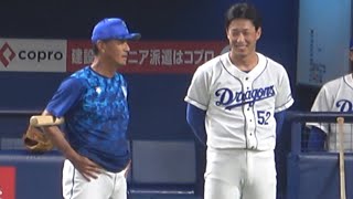 ロッテに入団した頃の2軍監督だったベイスターズ青山コーチと談笑している加藤翔平 (2022/09/13)