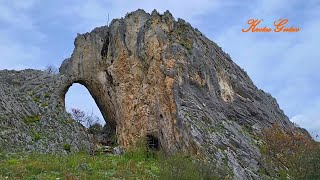 ΤΡΥΠΙΟΣ ΒΡΑΧΟΣ, ΝΕΑ ΖΩΗ ΠΕΛΛΑΣ. HOLE ROCK, PELLA, GREECE.