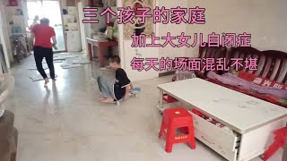 大女儿自闭症让妈妈心力交瘁。小儿子写作业妈妈全程监督，好崩溃