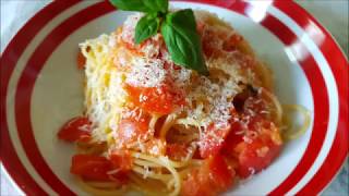 Spaghetti veloci al pomodoro fresco. Quick and easy Spaghetti with fresh tomato sauce.