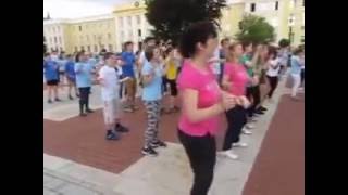 A nagykanizsai Piarista Iskola diákjainak flash mob-ja az Erzsébet téren.