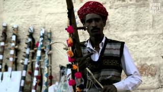 Indian Ravanhatta player in Jaisalmer (Rajasthan, India)