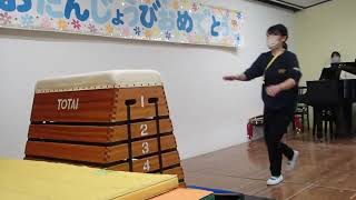 【みさと幼稚園】先生の発表会・跳び箱　まずは９段から