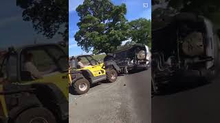 Un agriculteur en colère défonce une voiture sur son chemin avec un chariot télescopique.