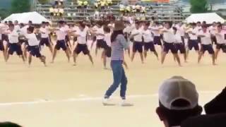 トレンディーだね   体育祭でスリラー✨ 真ん中に一人だけ本気マイケルおるｗｗｗ いまの学生はダンスうめぇな・ ・;