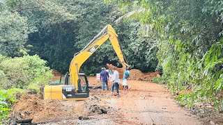 പേരിയ നീടുംപൊയിൽ ചുരം റോഡിൽ വിള്ളലുണ്ടായ സ്ഥലത്ത്   പുനർ നിർമാണ പ്രവർത്തികൾ ആരംഭിച്ചു #wayanad