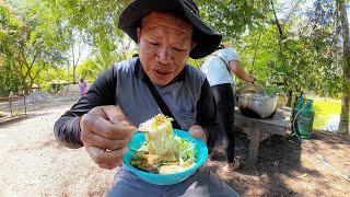 ข้าวปุ้นน้ำยาปลานิล พร้อมตีนไก่เปื่อยๆ ซดกินกับทีมงาน