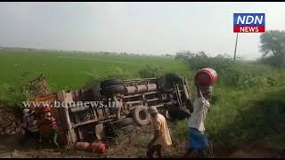 గ్యాస్ సిలిండర్ల లారీ బోల్తా పడింది. - NDN News