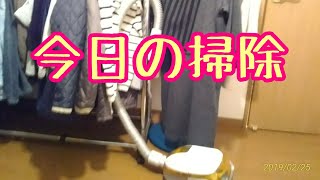 掃除機で部屋とセーターの片付けをします。